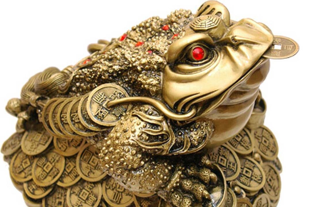 Silver toad with an ancient Chinese coin - an amulet for wealth