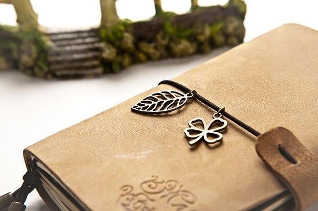 The clover decoration is ideal for attracting good luck